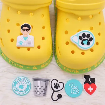 Kaliteli 1 adet PVC Ayakkabı Takılar Pet Doktor Stetoskop Hapları Aksesuarları Çocuklar Ayakkabı Süsleme Fit Croc Jıbz DIY Parti Hediye
