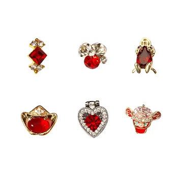 Nail Art Süslemeleri Yeni Yıl Çivi Taklidi Takı Elmas Kırmızı Mücevher Kalp şeklinde Altın Manikür 3d Takılar